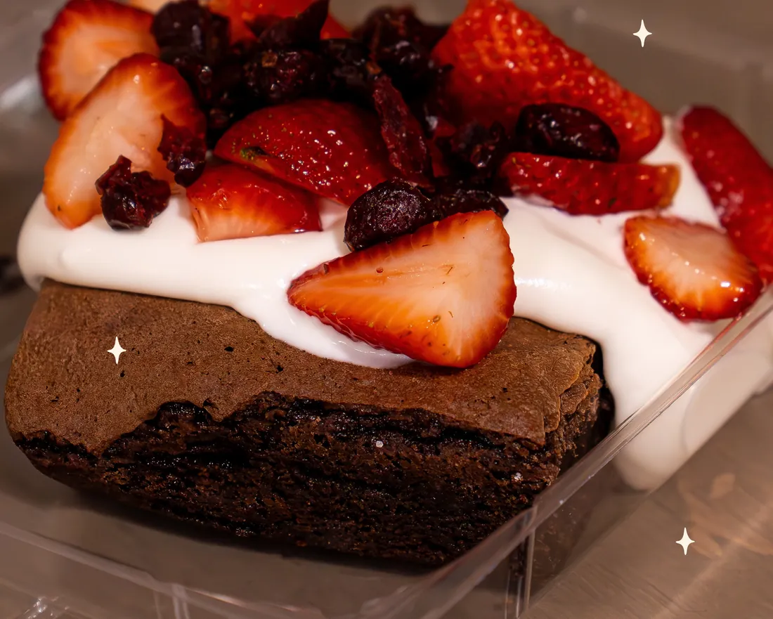 Brownie con fresas y crema