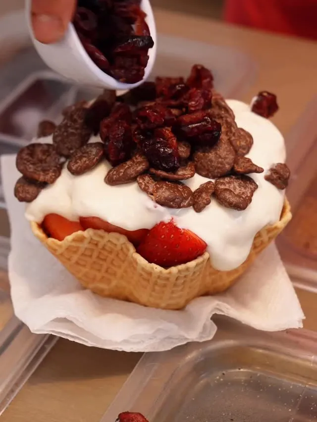 Canasta de waffle con fresas y crema