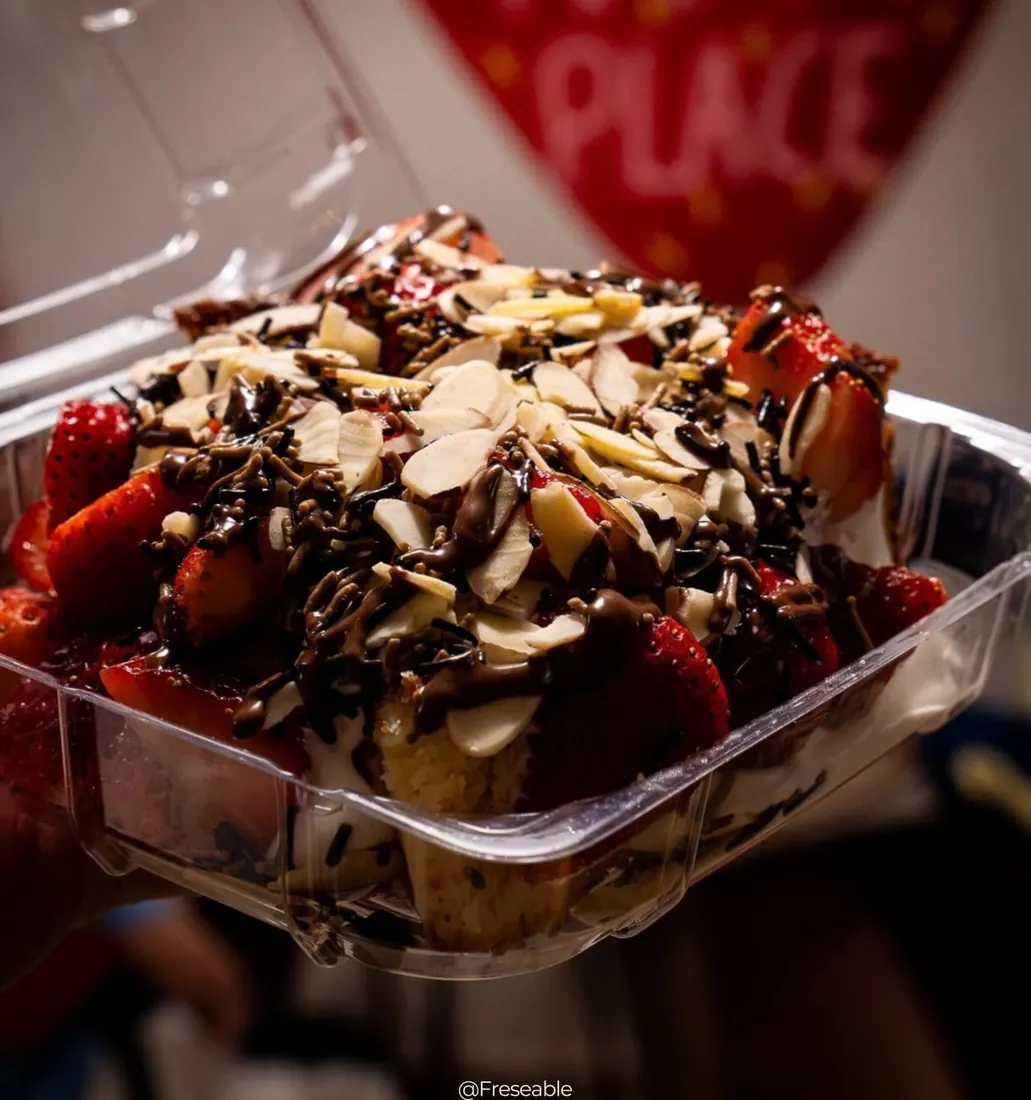 Charola de fresas con crema, almendra y chocolate