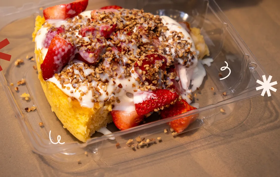 Pan de elote con fresas y crema